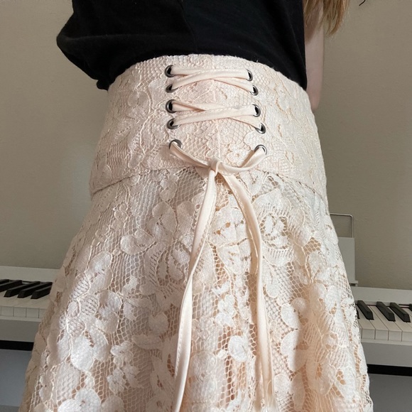 Tobi Lace Skirt - Picture 4 of 4